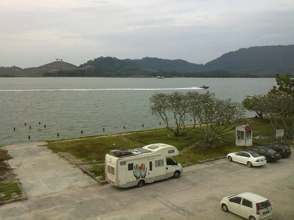 Brezza Hotel Lumut Buitenkant foto