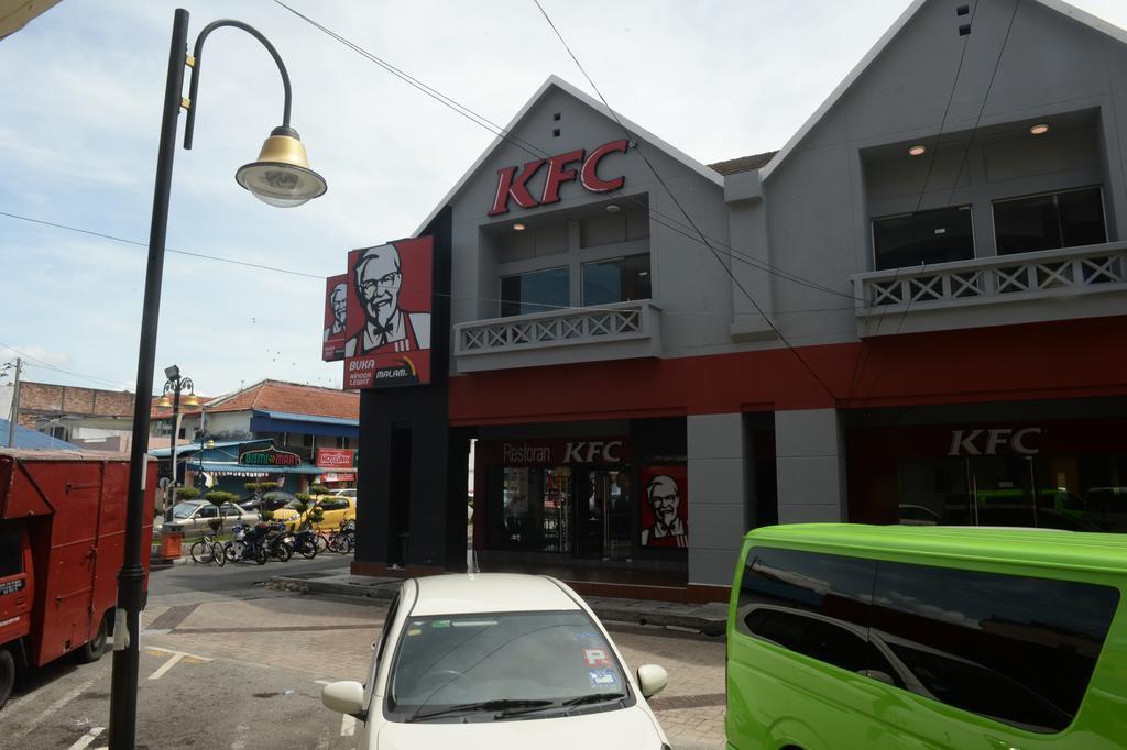 Brezza Hotel Lumut Buitenkant foto