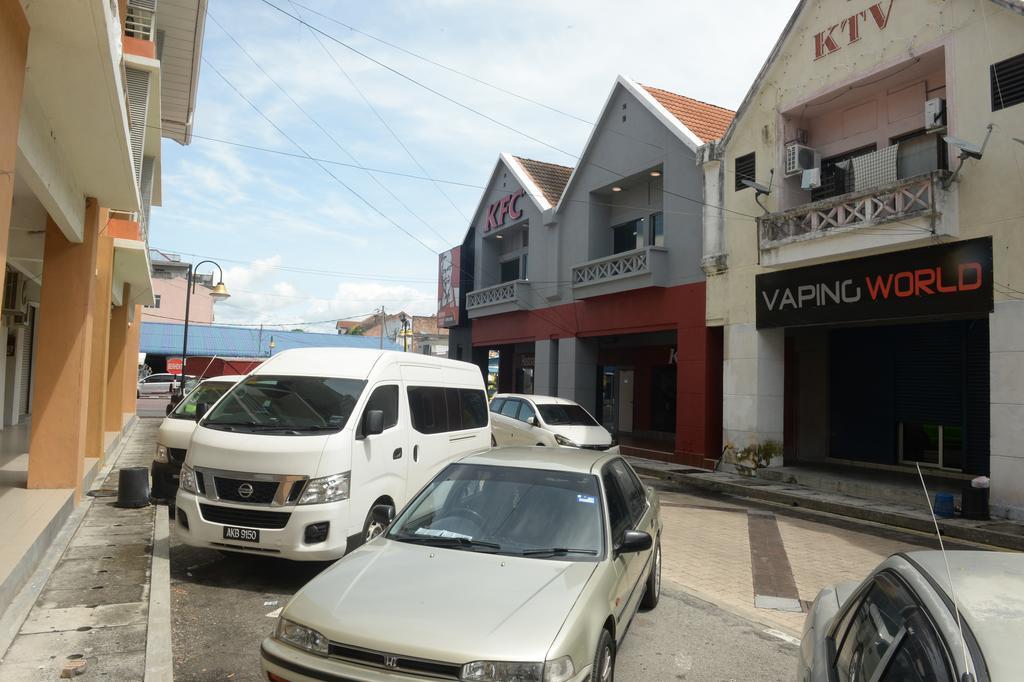 Brezza Hotel Lumut Buitenkant foto