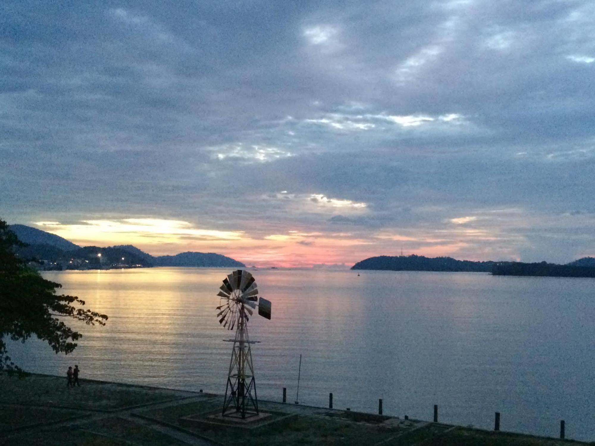 Brezza Hotel Lumut Buitenkant foto