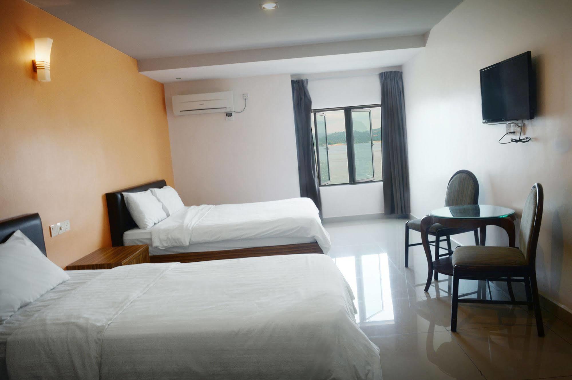 Brezza Hotel Lumut Buitenkant foto