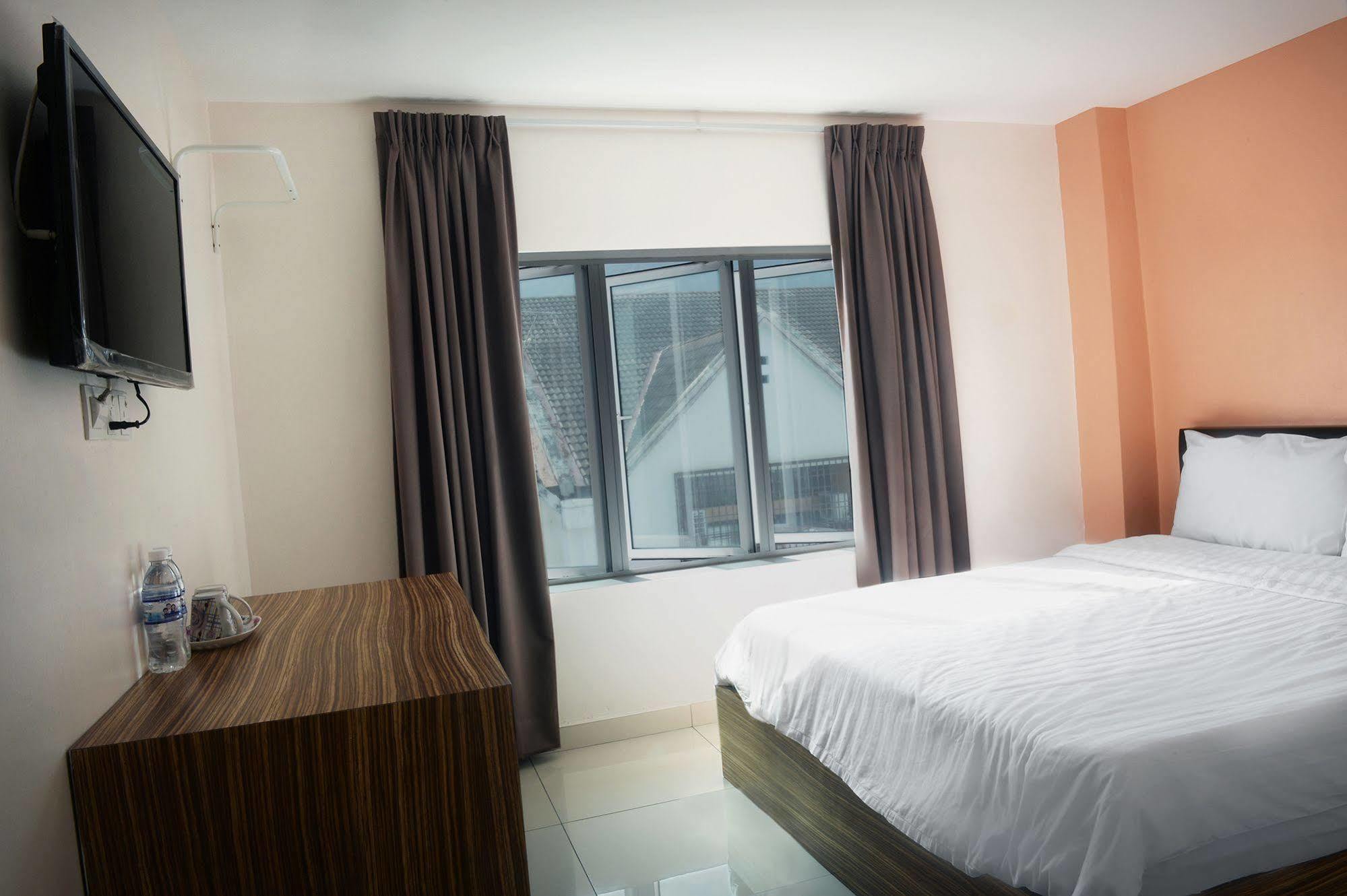 Brezza Hotel Lumut Buitenkant foto