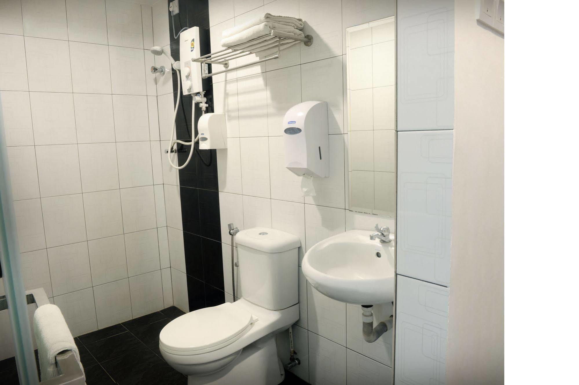 Brezza Hotel Lumut Buitenkant foto