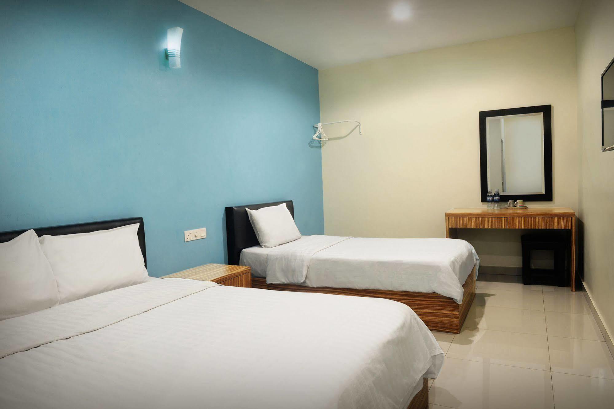 Brezza Hotel Lumut Buitenkant foto