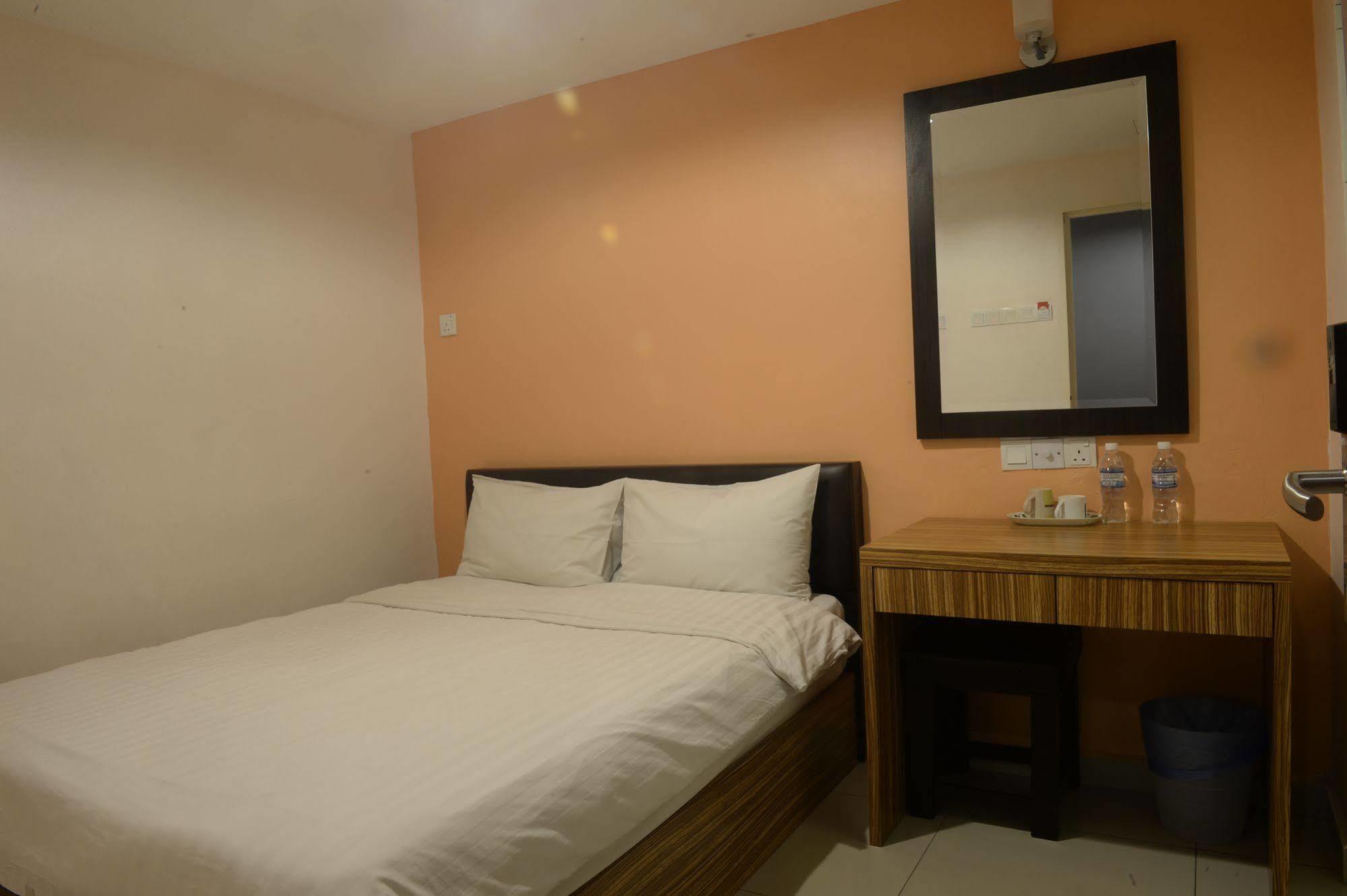 Brezza Hotel Lumut Buitenkant foto