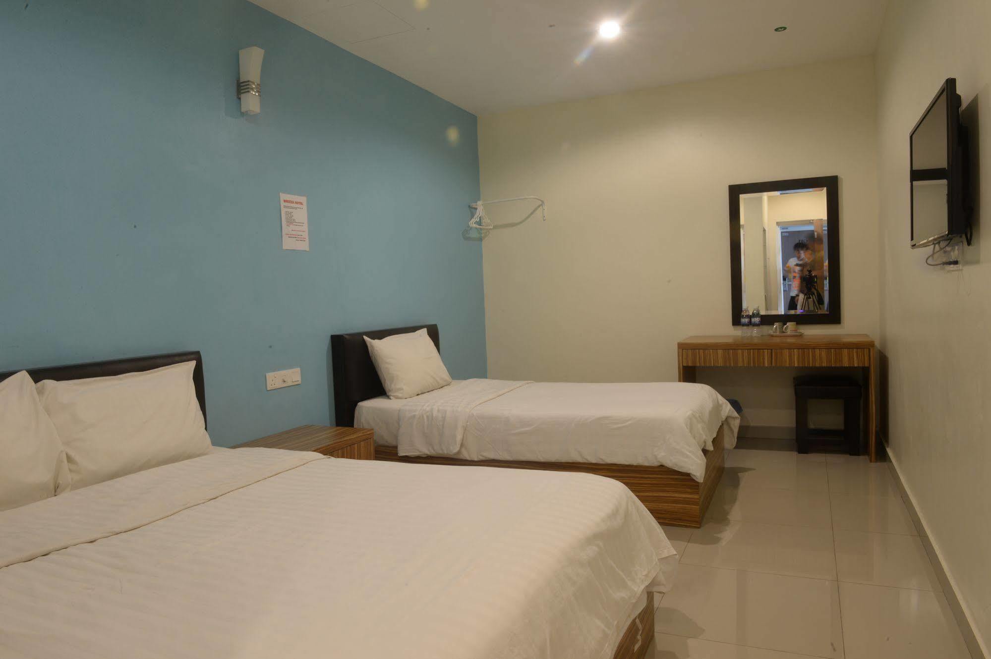 Brezza Hotel Lumut Buitenkant foto