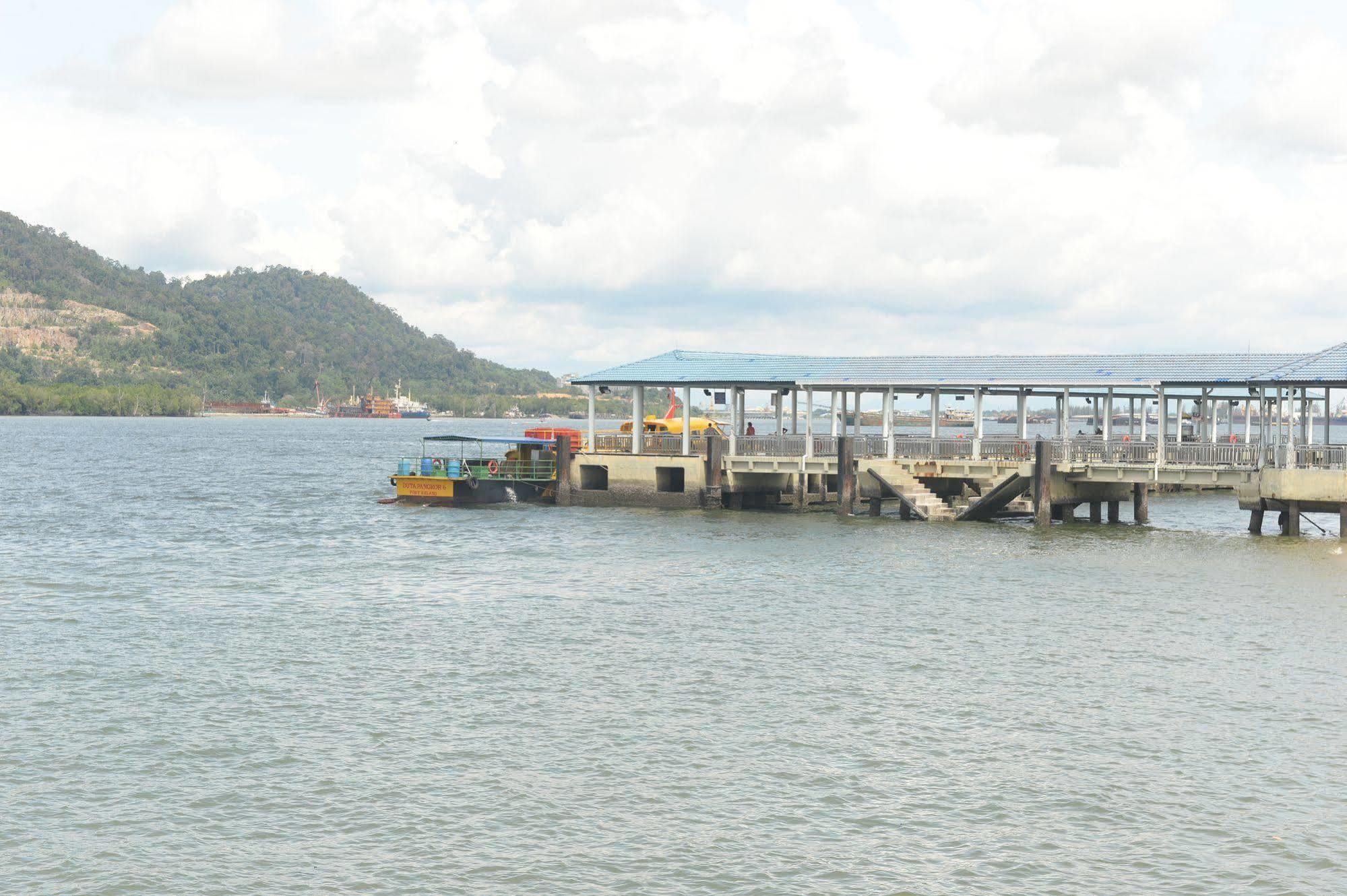 Brezza Hotel Lumut Buitenkant foto