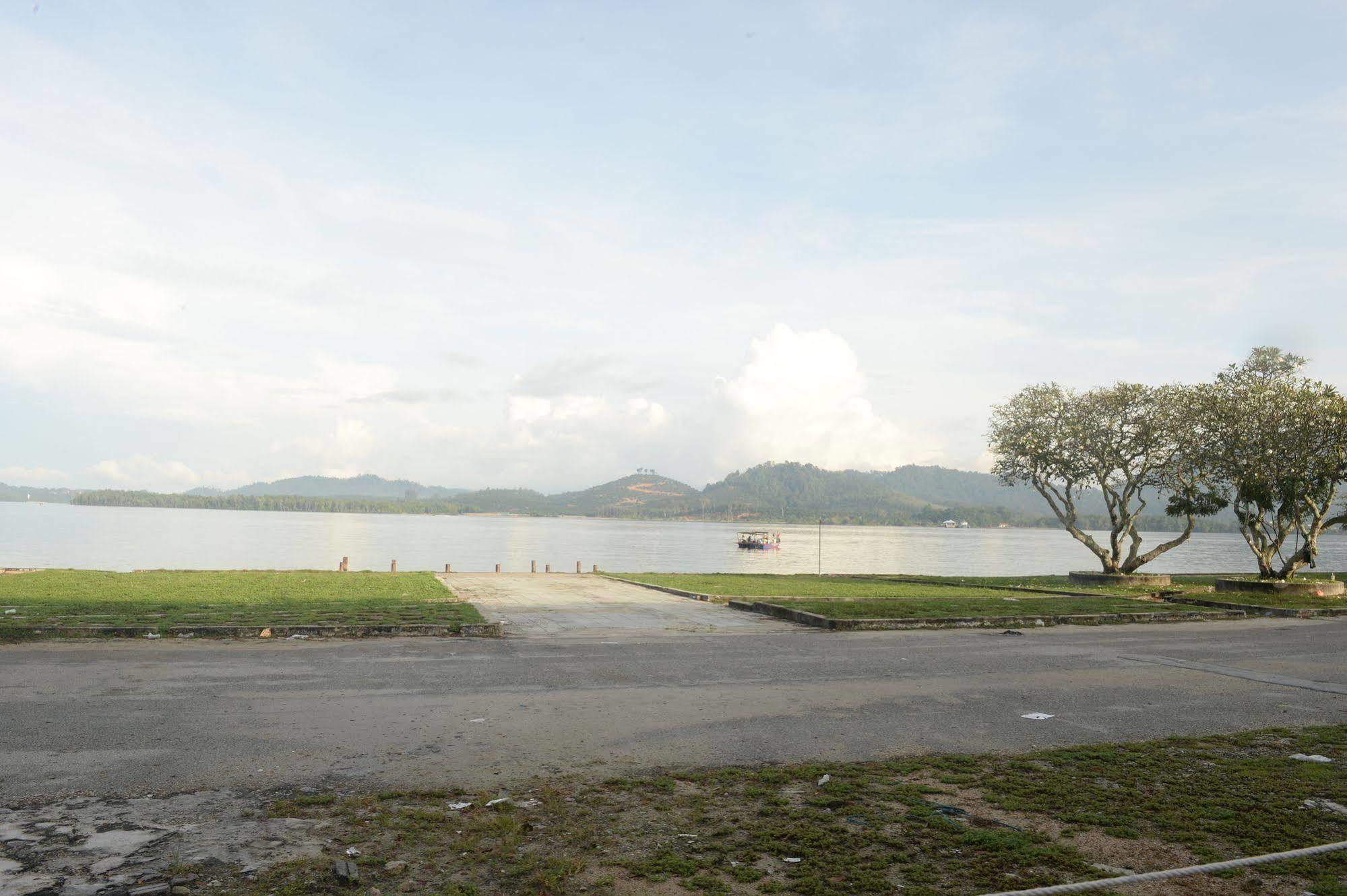 Brezza Hotel Lumut Buitenkant foto